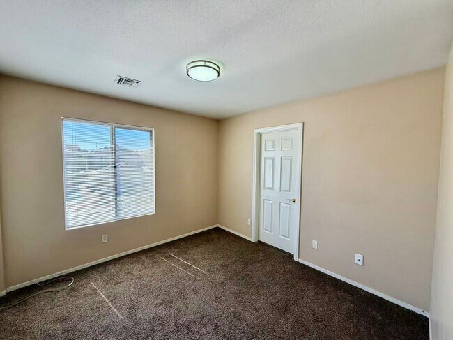 Building Photo - Very nice 2 story single family house