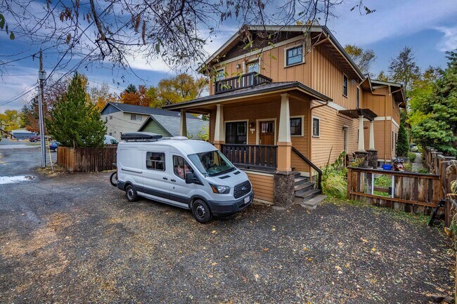 Primary Photo - Large 4 bedroom westside home