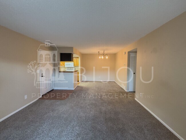 Building Photo - Beautiful 2 Bed, 2 Bath