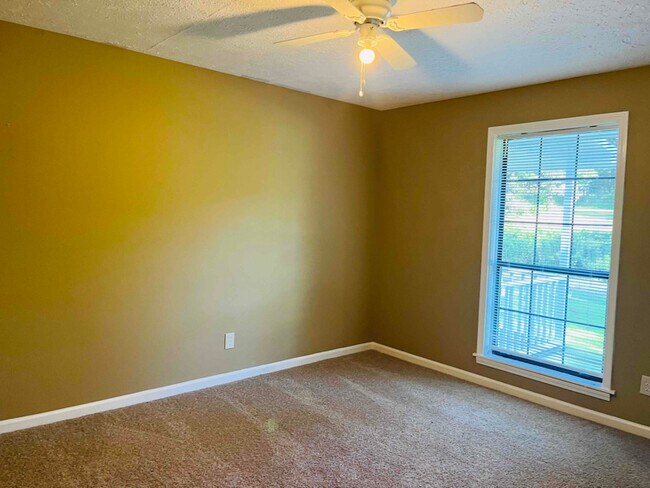 Building Photo - 125 Roseberry Ln