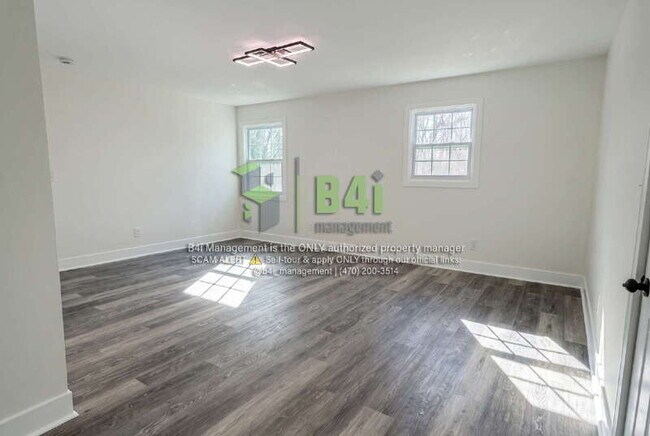 Building Photo - 1418 E 10th St