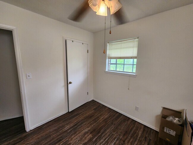 Building Photo - Darling Home in East Shawnee
