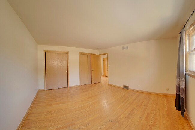 Building Photo - 10001 S Komensky Ave