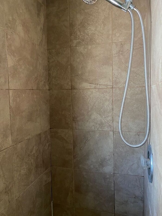 Building Photo - Affordable Efficiency Unit Available! Great Location Adjacent to College Park!