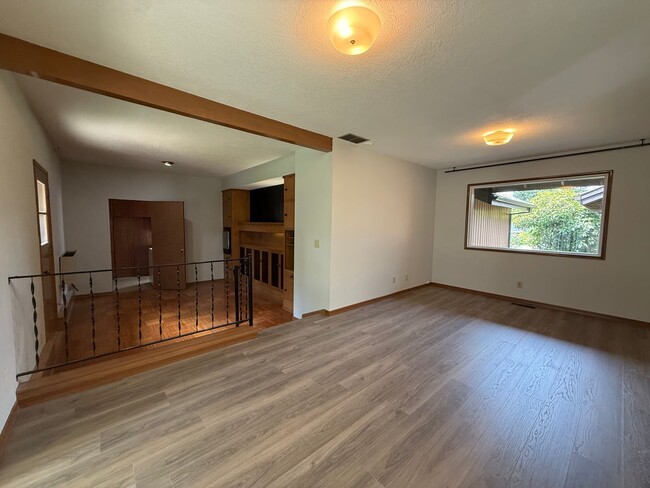 Building Photo - Bright & Beautiful 3-Bedroom Beaverton Home with A/C, Washer & Dryer, and Tons of Storage!