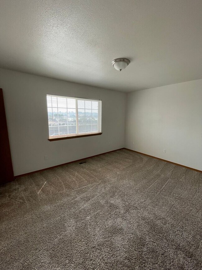 Building Photo - 1308/1310 W Lakeside Dr