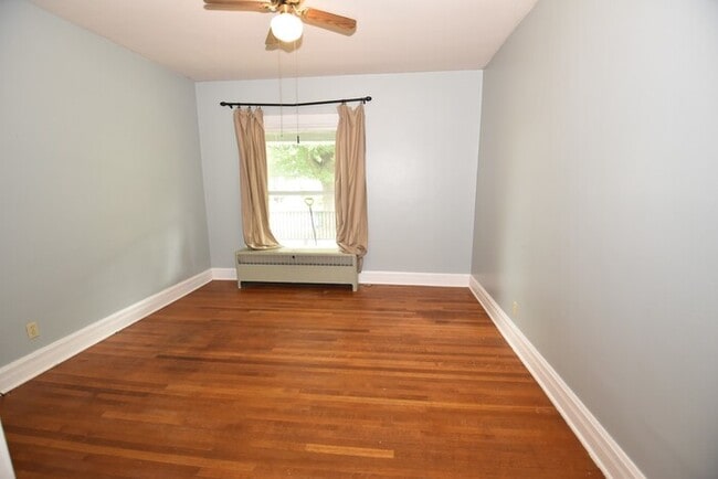 Building Photo - Beautiful 3 Bedroom Lower Unit Apartment i...