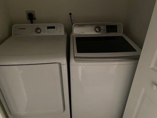 Washer & dryer - 5599 Windfall Ln
