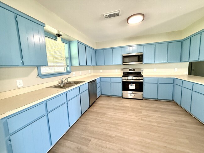 Building Photo - 39 Melody Ln