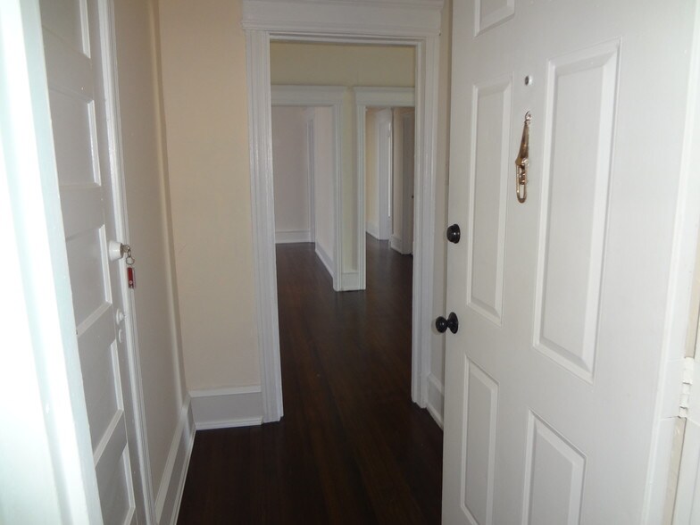 Building Photo - 2 N Austin Ave