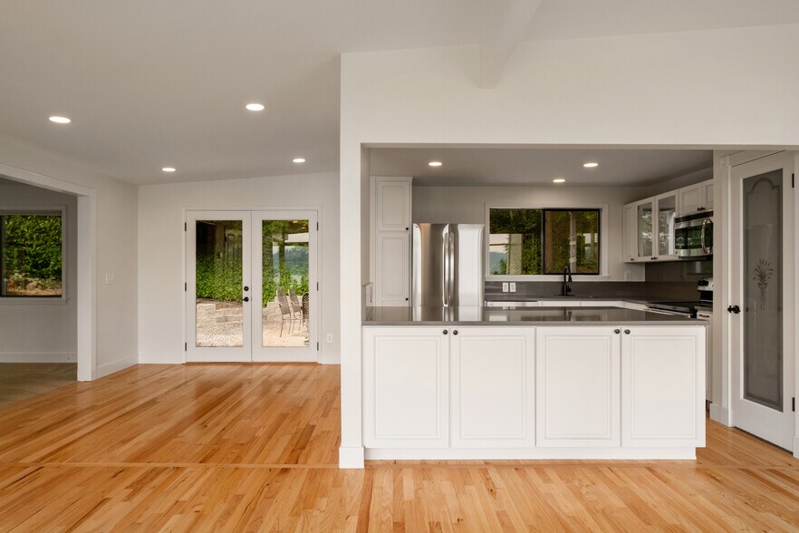Building Photo - 639 W Lake Sammamish Pky NE