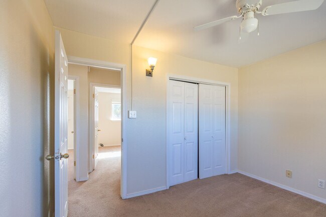 Building Photo - Conveniently located 3 Bedroom with Conver...