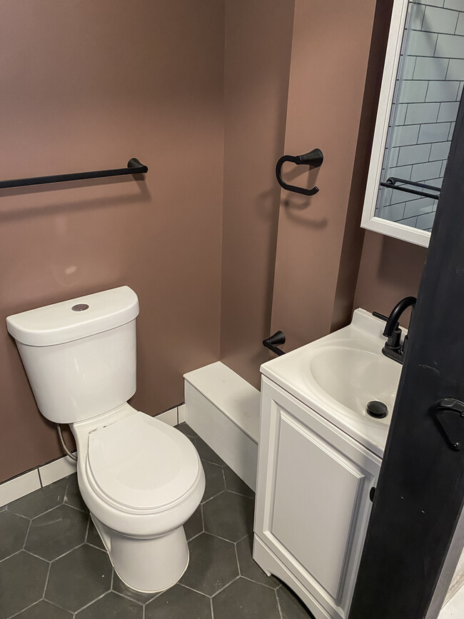 Mid-level bathroom - 1606 S Lake Irving Dr SW