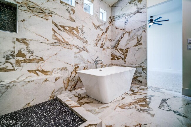 Building Photo - 301 E Jomax Rd