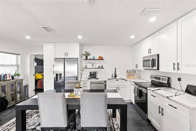 Building Photo - 5611 S Sheridan Rd