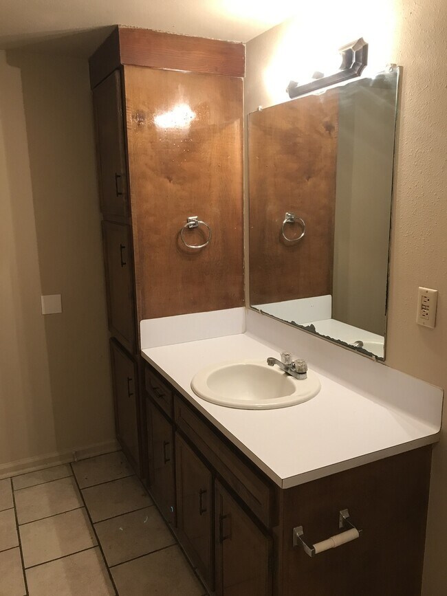 Building Photo - Beautiful Clean 3 bedroom, 2 Full Baths to...