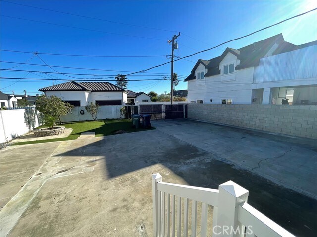 Building Photo - 1024 Main St