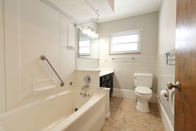 Building Photo - Beautiful 4 Bed 2 Bath w/2 Car Garage