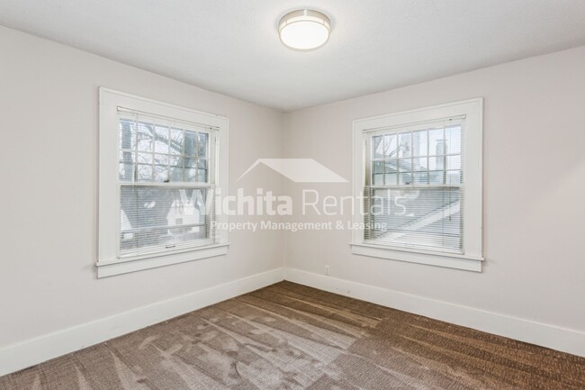 Building Photo - 2 bedroom duplex - College Hill