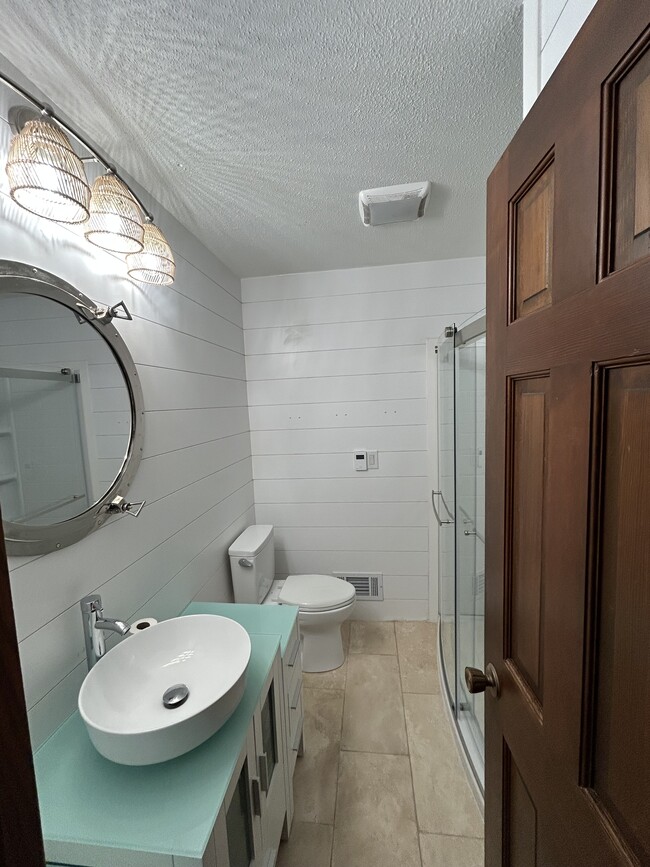 Main bathroom - 2716 E Bragstad Dr