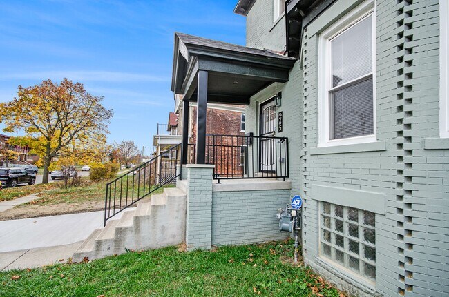 Building Photo - Lower Unit - Newly Constructed - 2 bed/2 bath - Must See!