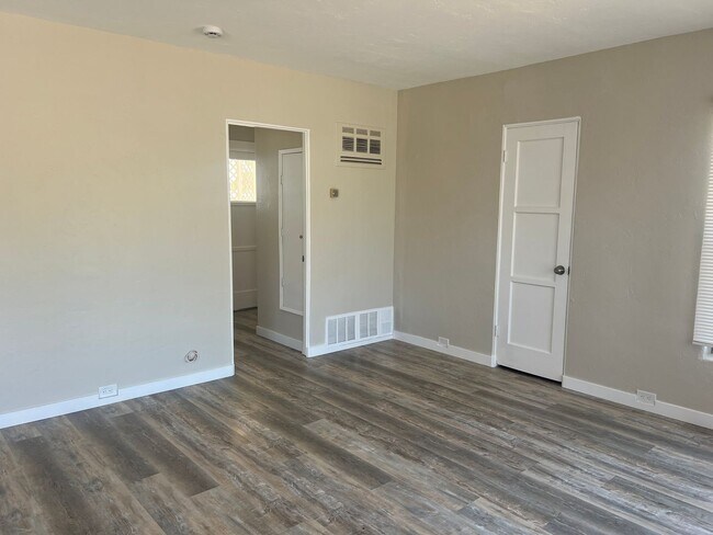 Building Photo - 2 Bedroom, 2 Bathroom Home