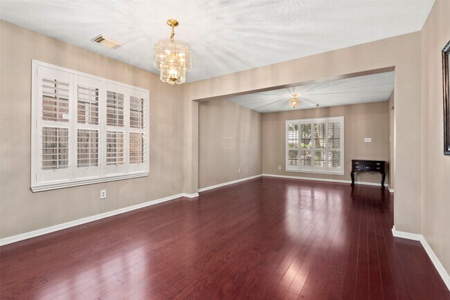 Building Photo - 2415 Parkwood Ln