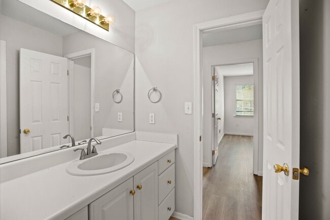 Building Photo - 4 Bedroom 2 Bath Townhouse in Pelham