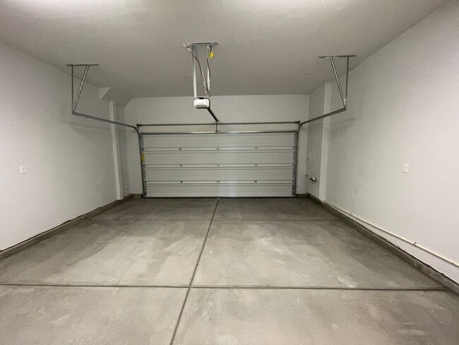 Building Photo - Beautiful Townhome in Providence Gated Com...