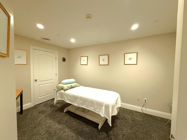 Building Photo - Elegant Back Bay Living in Full-Service La...