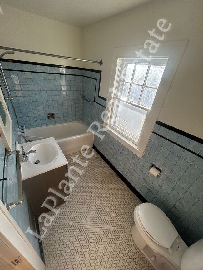 Building Photo - Inviting Toledo Residence with Easy Access to Major Routes