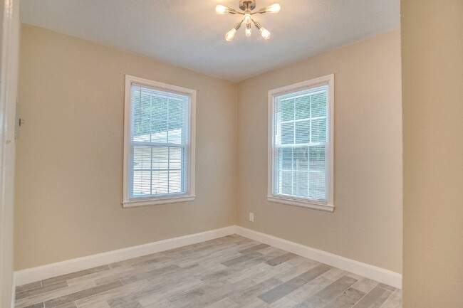 Building Photo - Beautifully Renovated 2BR in Navy Point - ...