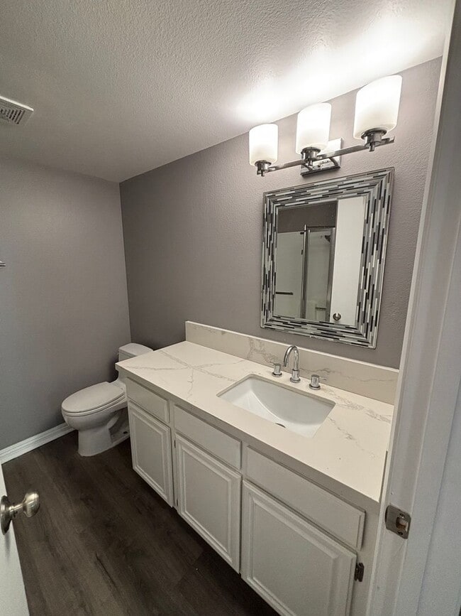 Building Photo - Two Masters Plus Loft Updated Condo in Long Beach