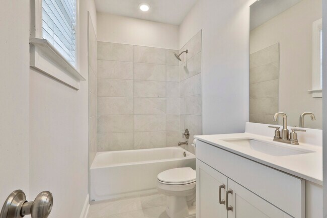 Building Photo - 335 Caledonia Ct