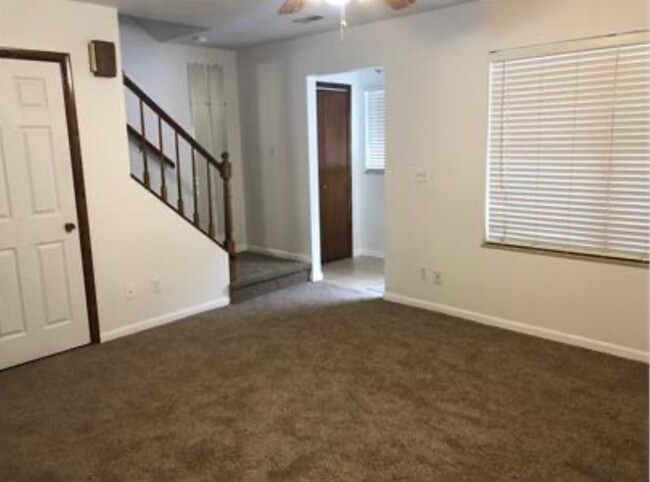 Building Photo - Private Yard! 2 Bedrm/ 1.5 Bath Townhouse....