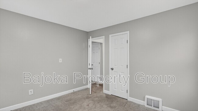 Building Photo - 648 Mayflower Ave