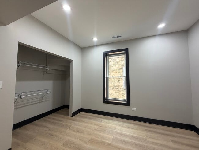 Building Photo - 5252 W Berteau Ave