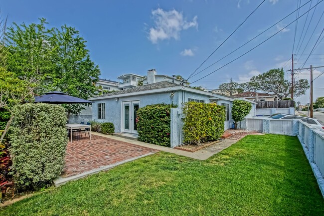 Building Photo - CHARMING & AIRY HOME W/ SPACIOUS FENCED YARD & LARGE 2-CAR GARAGE CLOSE TO SCHOOLS, SHOPPING & MI...