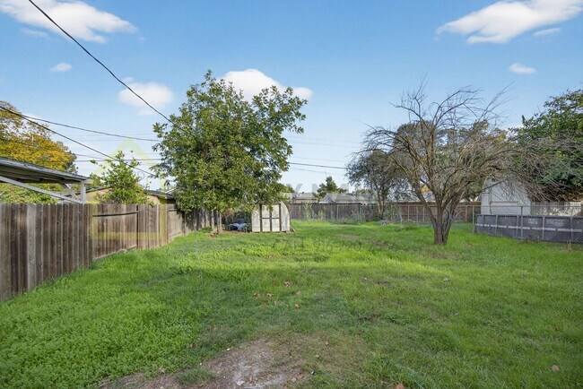 Building Photo - Charming 3-Bedroom Home for Rent – With Large Yard!!