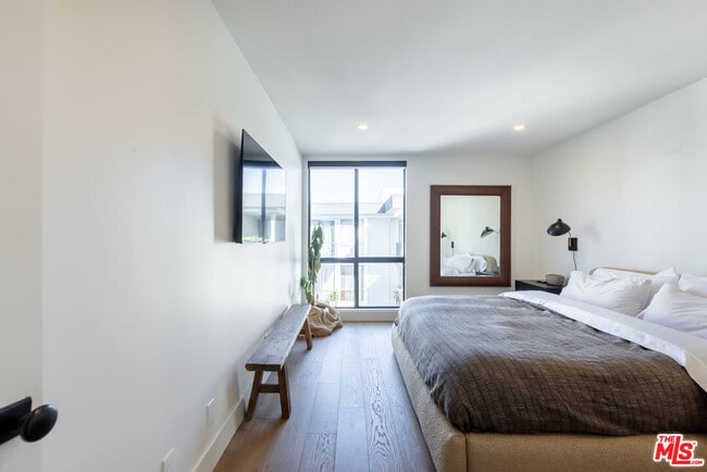 Building Photo - 1351 N Crescent Heights Blvd