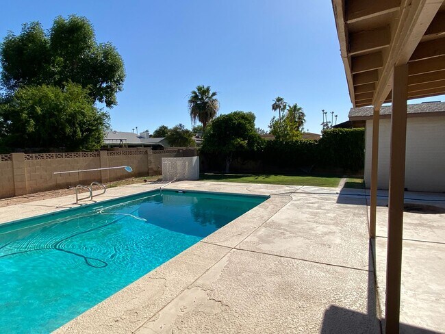 Building Photo - Tempe 4 Bed 2 Bath Includes Pool & Landscaping - Great Location