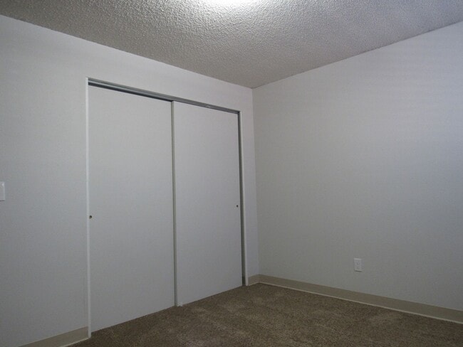 Building Photo - Remodeled Huge 4 Bedroom Townhome