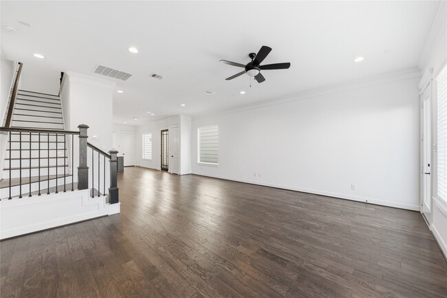 Building Photo - 819 W 19th St