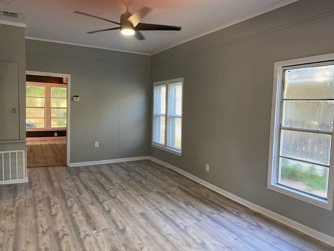 Building Photo - Remodel 2.5 Bedroom Home 1/2 Off First Mon...