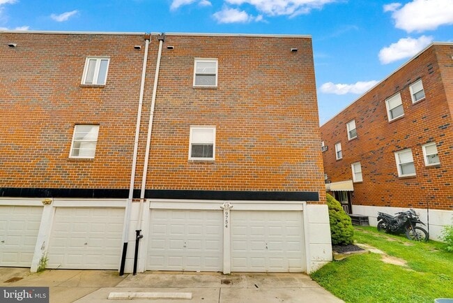 Building Photo - 9754 E Roosevelt Blvd