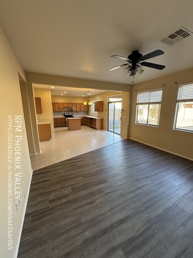 Building Photo - Cozy 4 bed / 2.5 bath with new carpet in p...