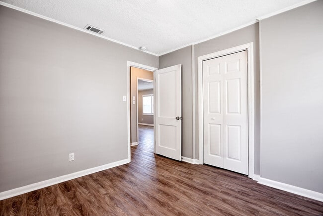 Building Photo - 2210 N Fernwood Dr