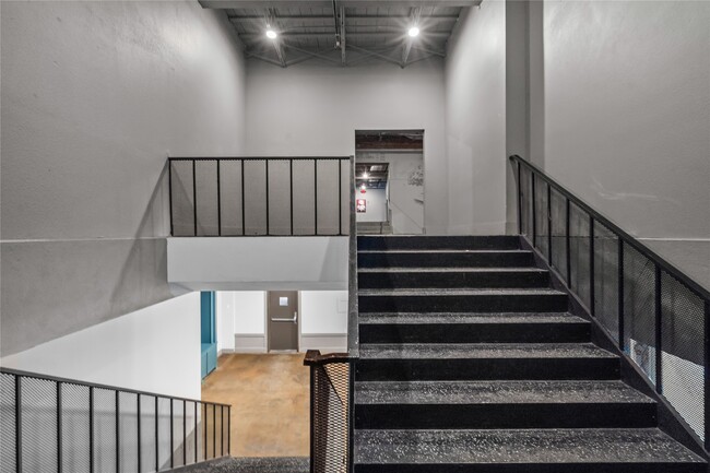 Building Photo - 612 W Texas Ave