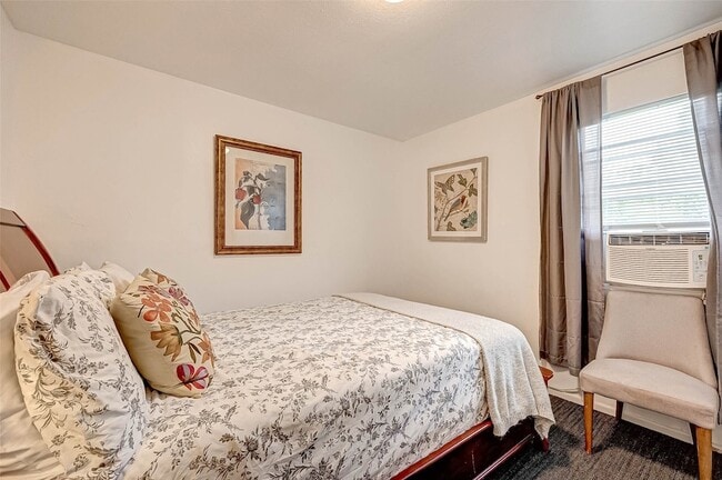 Building Photo - 6018 Berendo St