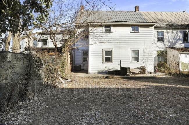 Building Photo - 218 N College St